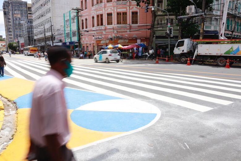 Trecho com pintura tática na Avenida Nossa Senhora do Carmo esquina com a Rua do Rangel - Foto: Arthur Mota/Folha de Pernambuco
