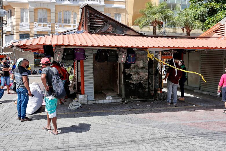 Imagens dos quiosque na manhã após o incêndio (Foto: Alexandre Aroeira/Folha de Pernambuco)