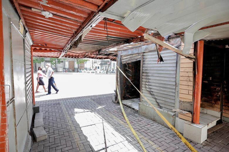 Imagens dos quiosque na manhã após o incêndio (Foto: Alexandre Aroeira/Folha de Pernambuco)