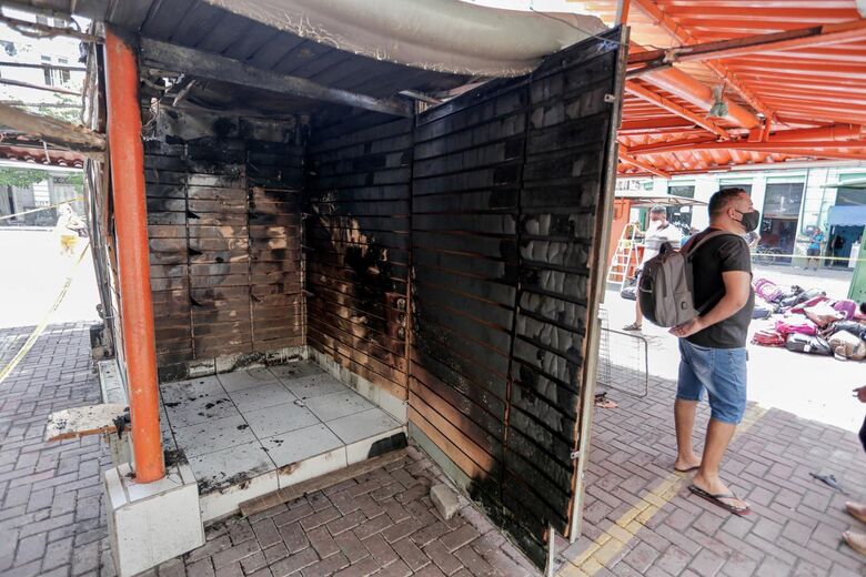 Imagens dos quiosque na manhã após o incêndio (Foto: Alexandre Aroeira/Folha de Pernambuco)