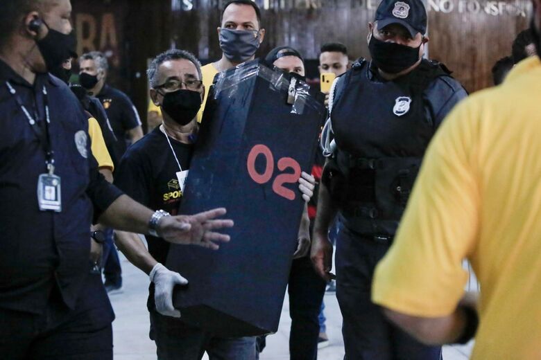 Tumulto e aglomerações marcam início da apuração das eleições do Sport - Foto: Alexandre Aroeira/Folha de Pernambuco