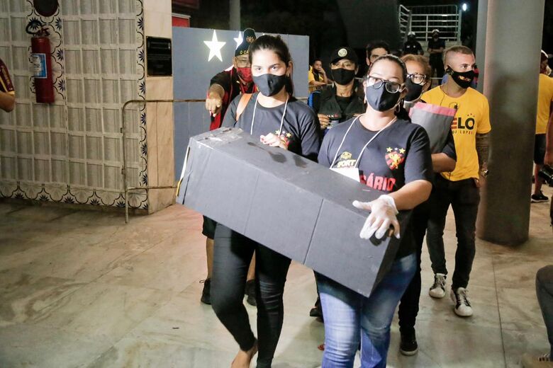 Tumulto e aglomerações marcam início da apuração das eleições do Sport - Foto: Alexandre Aroeira/Folha de Pernambuco