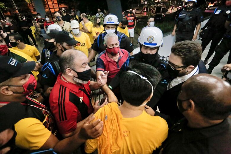 Tumulto e aglomerações marcam início da apuração das eleições do Sport - Foto: Alexandre Aroeira/Folha de Pernambuco