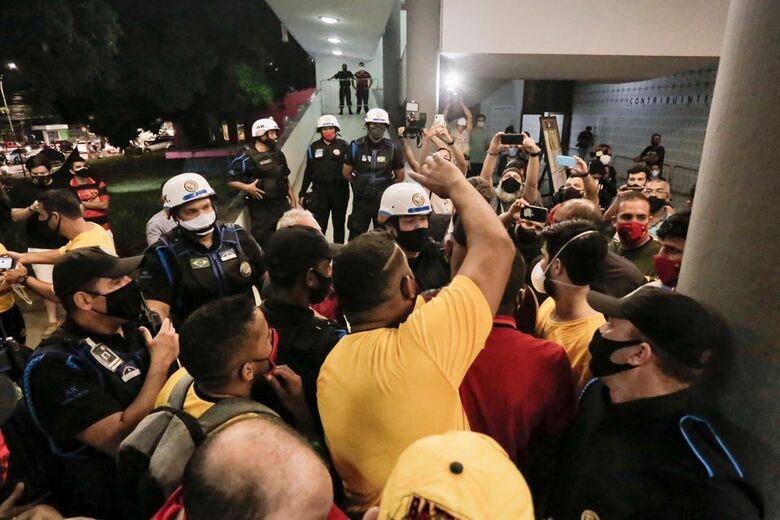 Tumulto e aglomerações marcam início da apuração das eleições do Sport - Foto: Alexandre Aroeira/Folha de Pernambuco