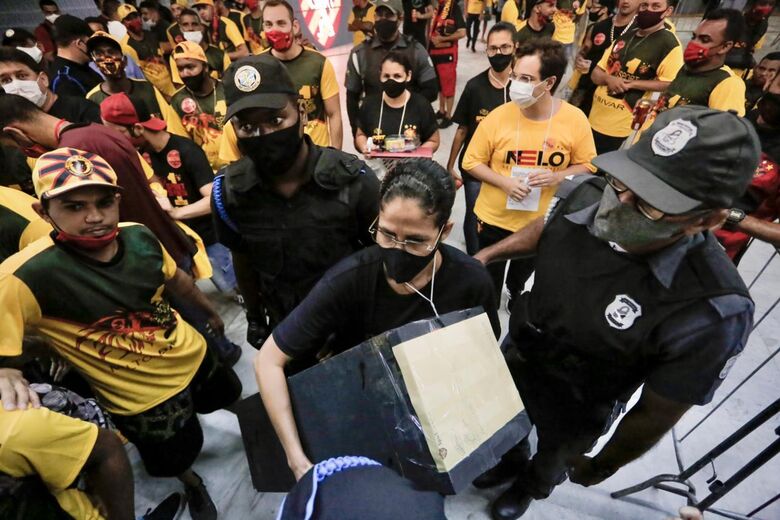 Tumulto e aglomerações marcam início da apuração das eleições do Sport - Foto: Alexandre Aroeira/Folha de Pernambuco