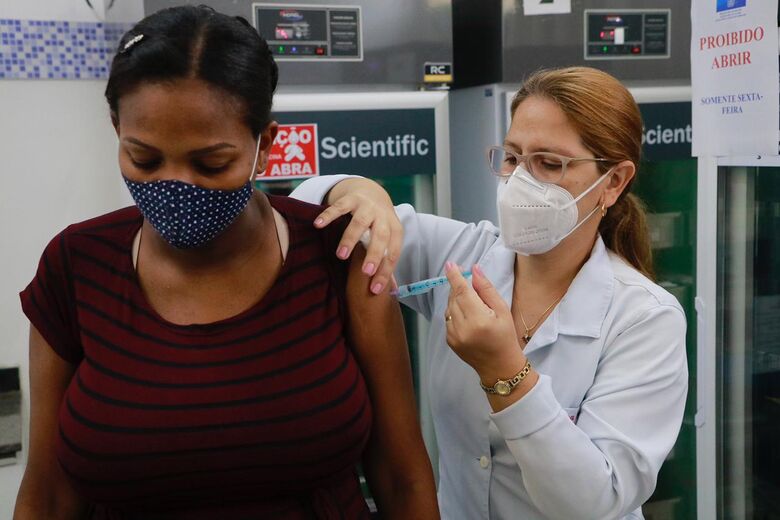Campanha de vacinação contra a gripe no Recife (Foto: Arthur Mota/Folha de Pernambuco)