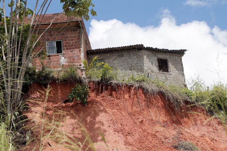 Estragos no Cabo de Santo Agostinho após fortes chuvas (Foto: Alexandre Aroeira/Folha de Pernambuco)