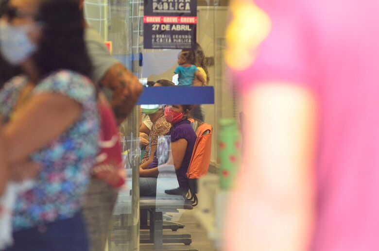 Longas filas e aglomeração em agências da CEF no Recife (Foto: Arthur Mota/Folha de Pernambuco)