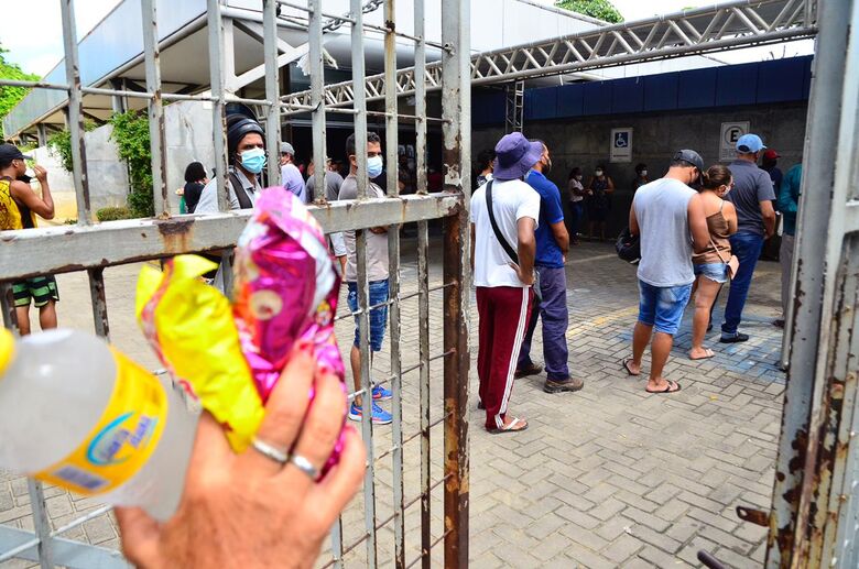 Longas filas e aglomeração em agências da CEF no Recife (Foto: Arthur Mota/Folha de Pernambuco)