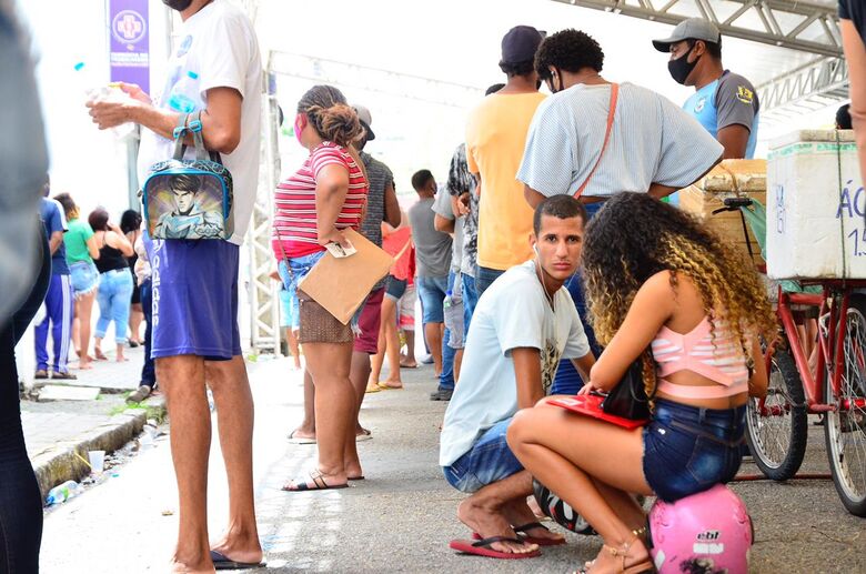Longas filas e aglomeração em agências da CEF no Recife (Foto: Arthur Mota/Folha de Pernambuco)