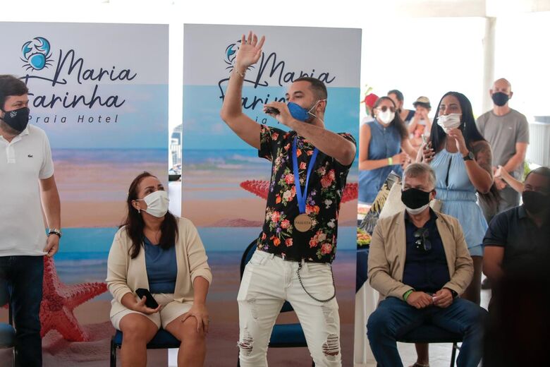 Gilberto Nogueira recebe homenagens da Prefeitura de Paulista (Foto: Alexandre Aroeira/Folha de Pernambuco)