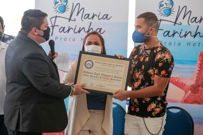 Gilberto Nogueira recebe homenagens da Prefeitura de Paulista (Foto: Alexandre Aroeira/Folha de Pernambuco)