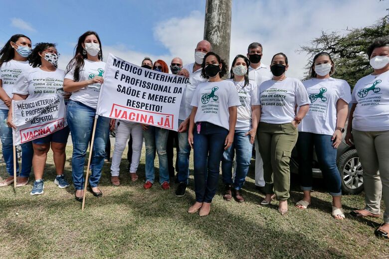 Protesto dos veterinários e profissionais de educação física solicitando a vacinação contra o Covid-19 | Foto: Alexandre Aroeira/ Folha de Pernambuco
