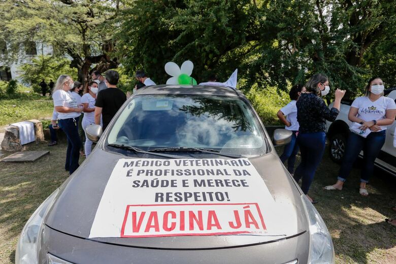Protesto dos veterinários e profissionais de educação física solicitando a vacinação contra o Covid-19 | Foto: Alexandre Aroeira/ Folha de Pernambuco