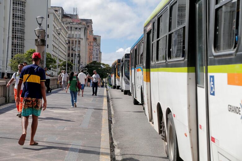 Paralisação dos rodoviários no Centro do Recife (Foto: Alexandre Aroeira/Folha de Pernambuco)