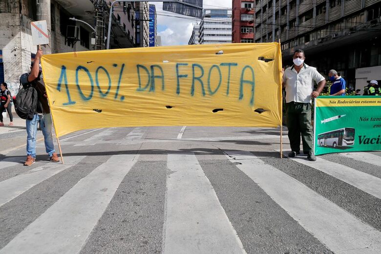 Paralisação dos rodoviários no Centro do Recife (Foto: Alexandre Aroeira/Folha de Pernambuco)