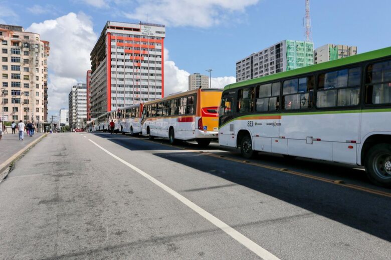 Paralisação dos rodoviários no Centro do Recife (Foto: Alexandre Aroeira/Folha de Pernambuco)