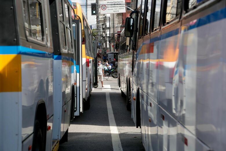Paralisação dos rodoviários no Centro do Recife (Foto: Alexandre Aroeira/Folha de Pernambuco)
