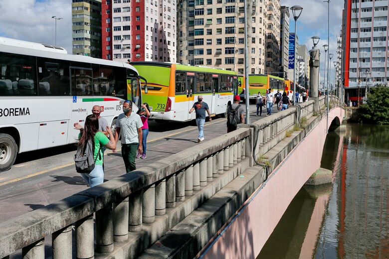 Paralisação dos rodoviários no Centro do Recife (Foto: Alexandre Aroeira/Folha de Pernambuco)