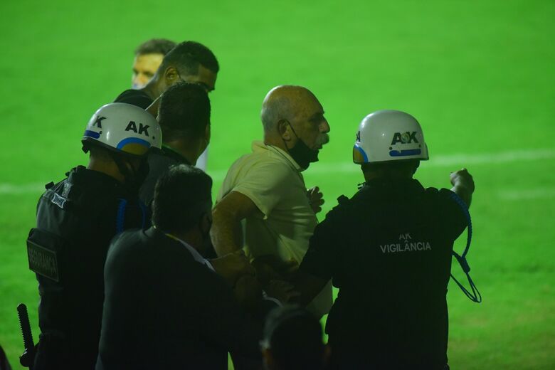 Fred Domingos, do Sport, afastado da confusão. Foto: Paullo Allmeida/Folha de Pernambuco