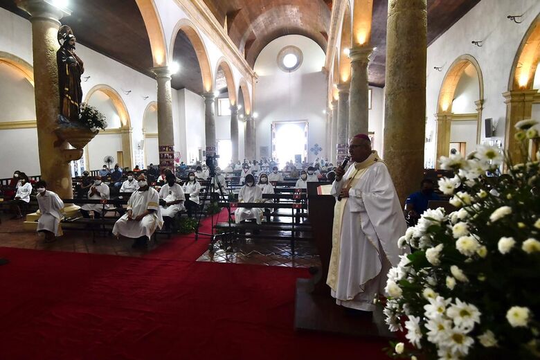 Com quantidade limitada de fiéis, dom Fernando celebra Corpus Christi em Olinda - Foto: Rafael Furtado/Folha de Pernambuco