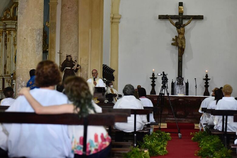 Com quantidade limitada de fiéis, dom Fernando celebra Corpus Christi em Olinda - Foto: Rafael Furtado/Folha de Pernambuco