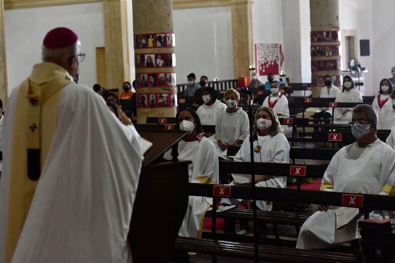 Com quantidade limitada de fiéis, dom Fernando celebra Corpus Christi em Olinda - Foto: Rafael Furtado/Folha de Pernambuco