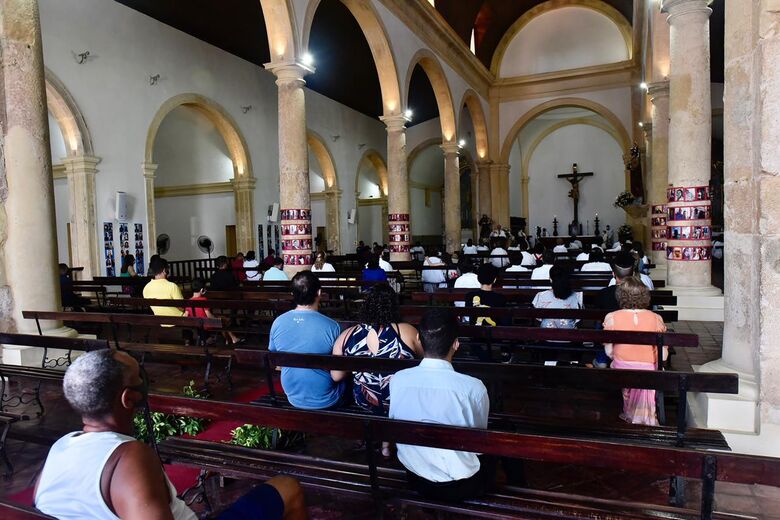 Com quantidade limitada de fiéis, dom Fernando celebra Corpus Christi em Olinda - Foto: Rafael Furtado/Folha de Pernambuco