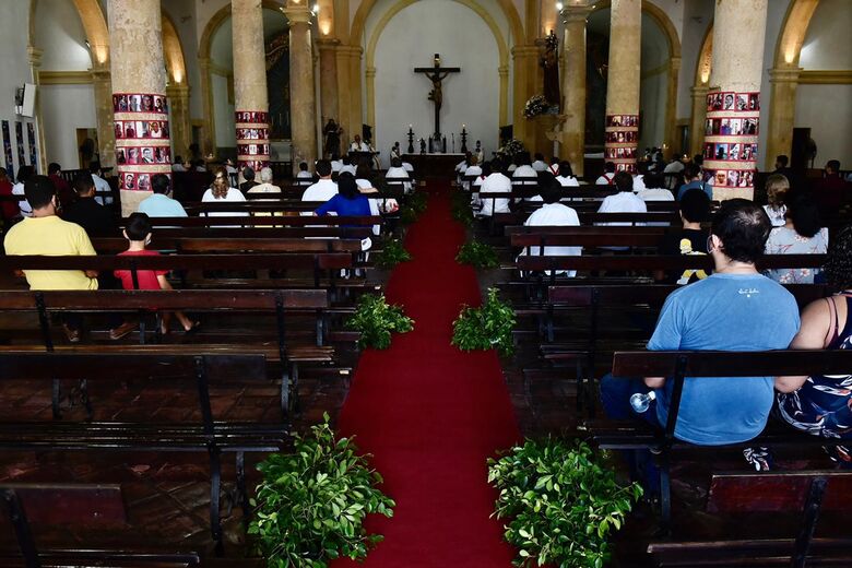 Com quantidade limitada de fiéis, dom Fernando celebra Corpus Christi em Olinda - Foto: Rafael Furtado/Folha de Pernambuco