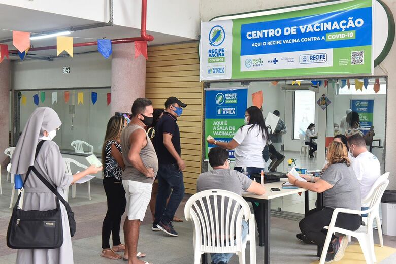 Vacinação na Unicap, multidão da segunda dose das vacinas contra a Covid-19. Fotos: Rafael Furtado/ Folha de Pernambuco