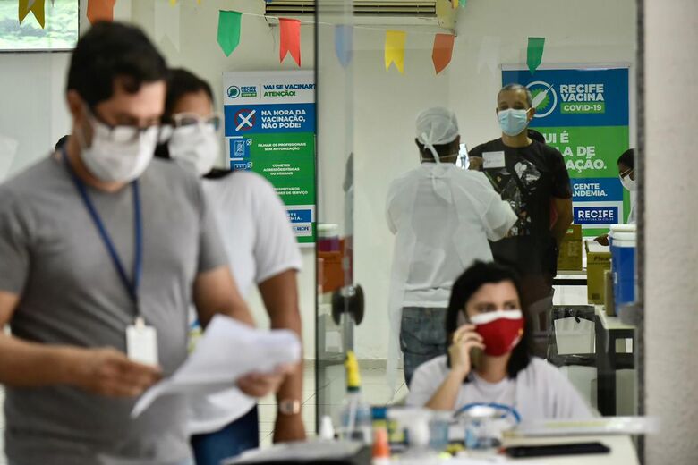 Vacinação na Unicap, multidão da segunda dose das vacinas contra a Covid-19. Fotos: Rafael Furtado/ Folha de Pernambuco