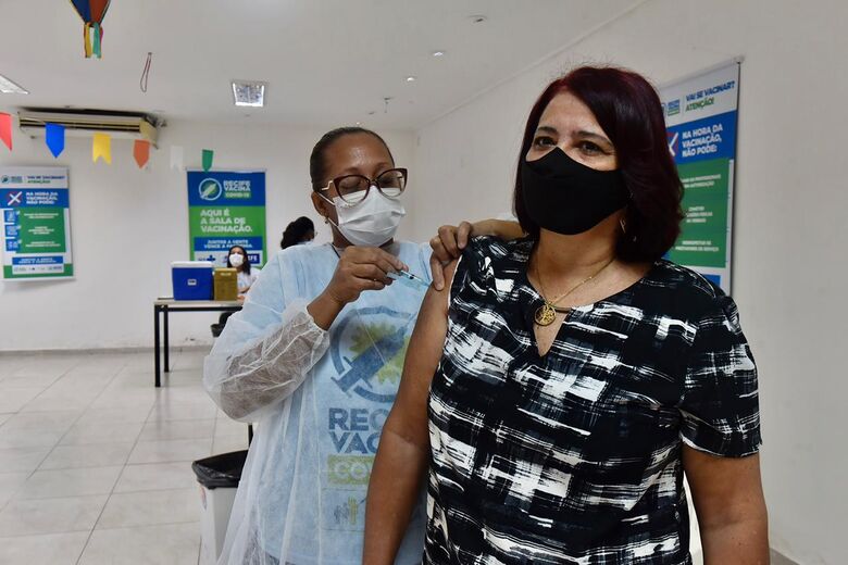 Vacinação na Unicap, multidão da segunda dose das vacinas contra a Covid-19. Fotos: Rafael Furtado/ Folha de Pernambuco