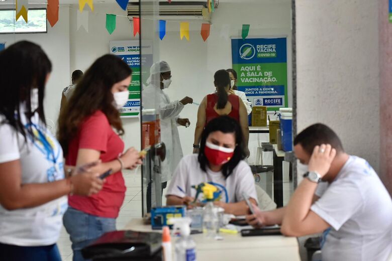 Vacinação na Unicap, multidão da segunda dose das vacinas contra a Covid-19. Fotos: Rafael Furtado/ Folha de Pernambuco