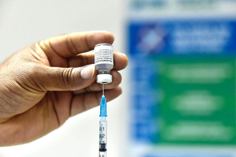 Vacinação na Unicap, multidão da segunda dose das vacinas contra a Covid-19. Fotos: Rafael Furtado/ Folha de Pernambuco