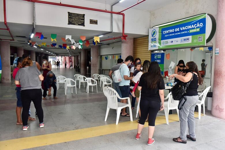 Vacinação na Unicap, multidão da segunda dose das vacinas contra a Covid-19. Fotos: Rafael Furtado/ Folha de Pernambuco