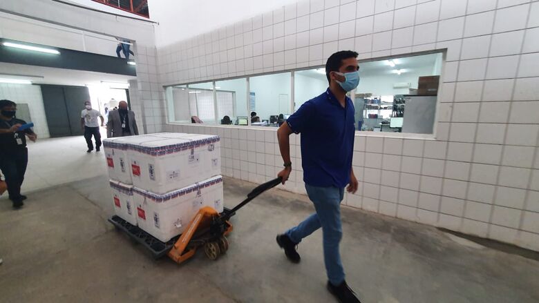 Chegada de lote da vacina AstraZeneca a Pernambuco - Foto: Miva Filho/SES-PE