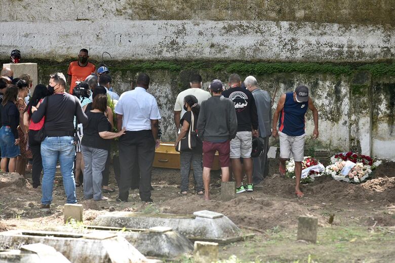 Velório de homem morto em incidente com tubarão - Foto: Rafael Furtado/Folha de Pernambuco