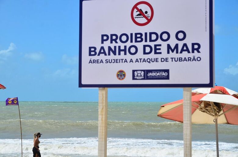 Proibição do banho de mar em trecho da Praia de Piedade: Foto: Arthur Mota/Folha de Pernambuco