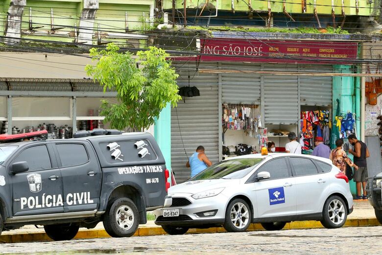 Operação contra pirataria no Recife apreende 12 toneladas de produtos falsificados (Foto: Ed Machado/Folha de Pernambuco)