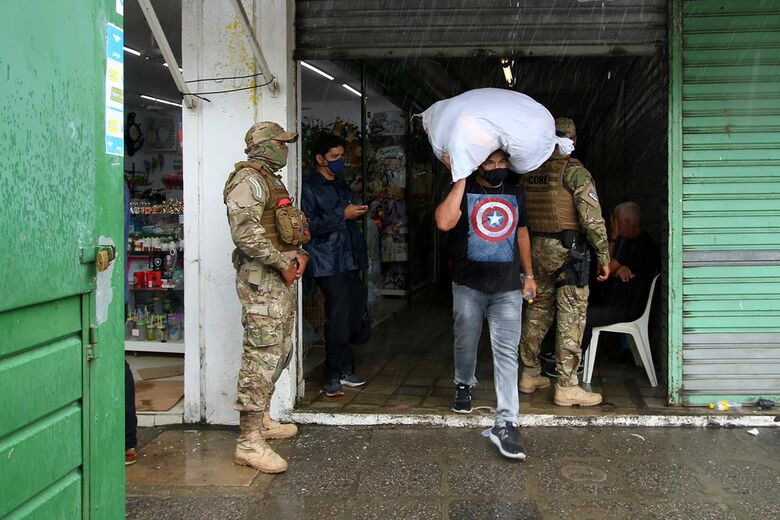 Operação contra pirataria no Recife apreende 12 toneladas de produtos falsificados (Foto: Ed Machado/Folha de Pernambuco)