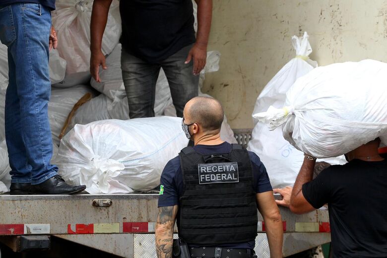 Operação contra pirataria no Recife apreende 12 toneladas de produtos falsificados (Foto: Ed Machado/Folha de Pernambuco)