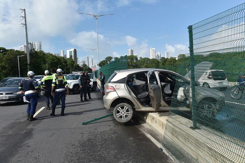 Acidente deixou o trânsito complicado na manhã desta terça-feira (24) (Foto: Rafael Furtado/Folha de Pernambuco)