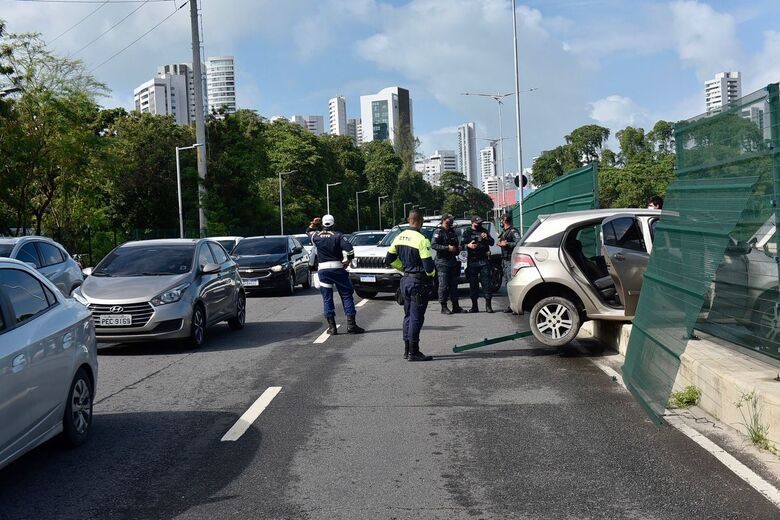 Acidente deixou o trânsito complicado na manhã desta terça-feira (24) (Foto: Rafael Furtado/Folha de Pernambuco)