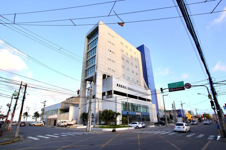 Prédio da antiga Caixa Econômica Federal de Olinda, em Bairro Novo, preocupa vizinhos devido à queda de parte de sua estrutura - Foto: Ed Machado/Folha de Pernambuco