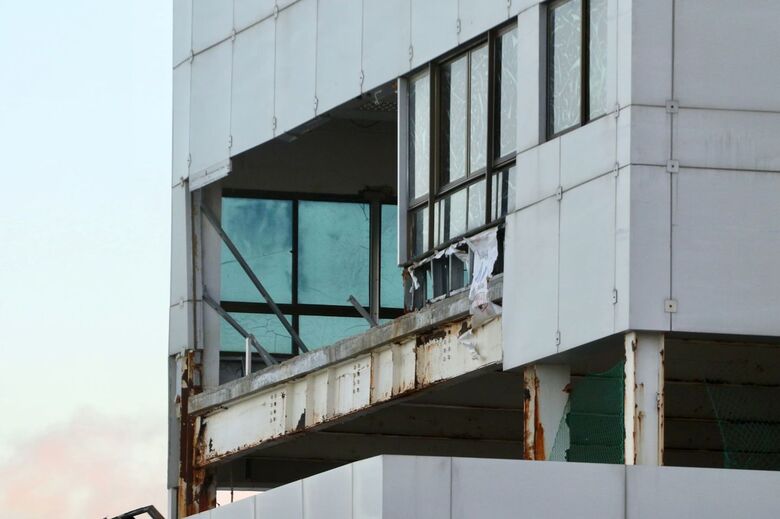 Prédio da antiga Caixa Econômica Federal de Olinda, em Bairro Novo, foi interditado pela Prefeitura e apresenta estrutura danificada - Foto: Ed Machado/Folha de Pernambuco