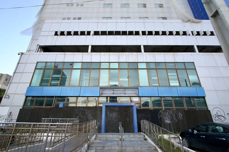 Prédio da antiga Caixa Econômica Federal de Olinda, em Bairro Novo, foi interditado pela Prefeitura e apresenta estrutura danificada - Foto: Ed Machado/Folha de Pernambuco