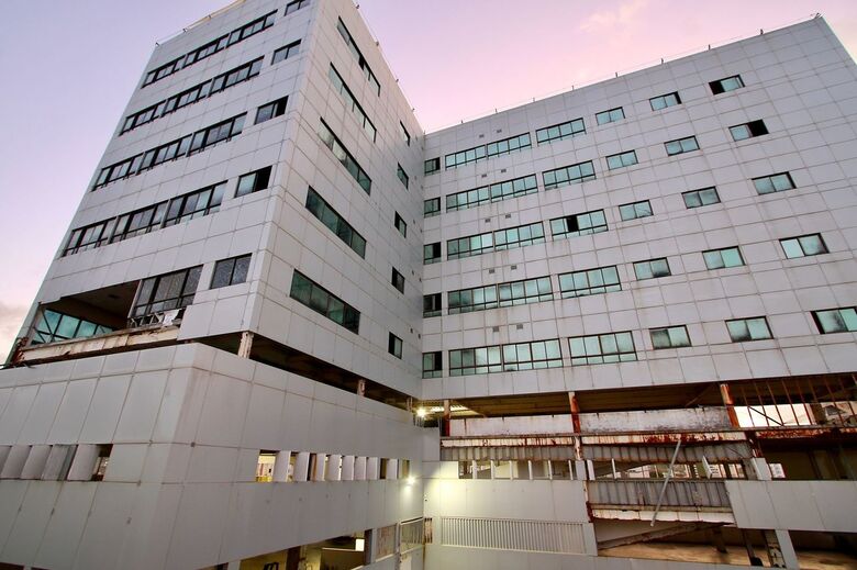 Prédio da antiga Caixa Econômica Federal de Olinda, em Bairro Novo, foi interditado pela Prefeitura e apresenta estrutura danificada - Foto: Ed Machado/Folha de Pernambuco