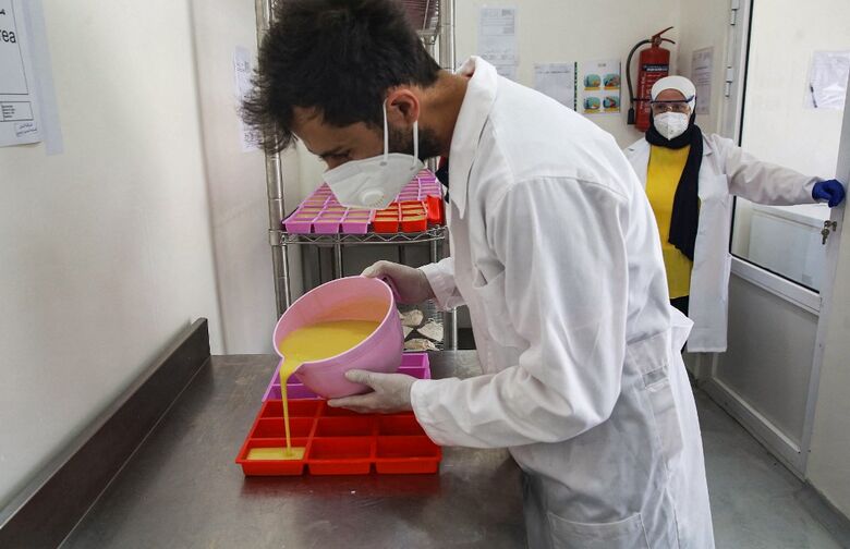 Produção de sabão com leite de mula, na Jordânia (Foto: Khalil Mazraawi/AFP)