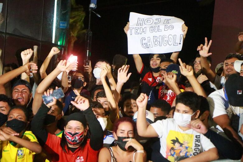 Torcida lotou a frente do hotel onde a Seleção estava concentrada no Recife. Foto: Paullo Allmeida/Folha de Pernambuco