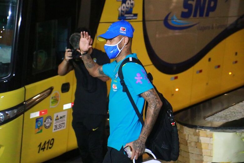 Neymar foi o mais festejado pelos presentes em Boa Viagem. Foto: Paullo Allmeida/Folha de Pernambuco